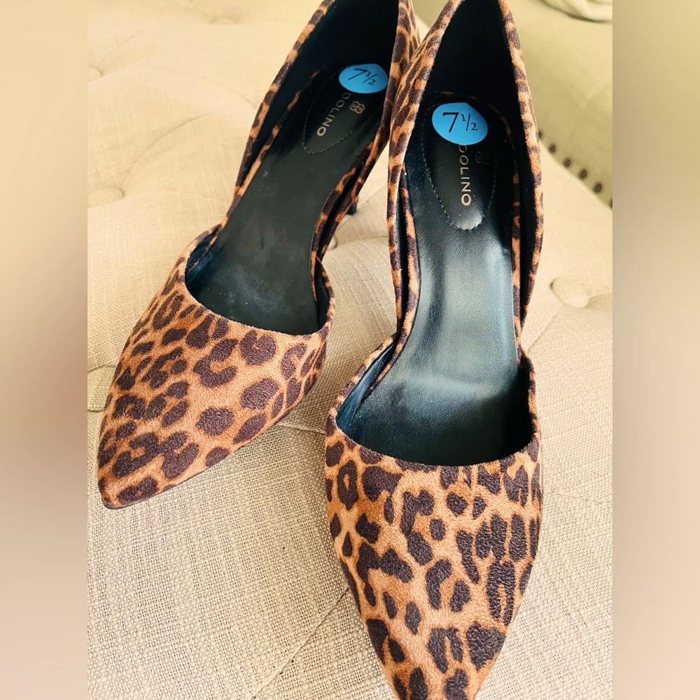 Bandolino Leopard print suede pump
